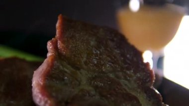 İki terli, soğuk tulipa bardağı, ızgara kesilmiş biftek ve ahşap kesme tahtası. Brezilya Picanha 'sı