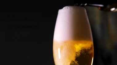 Birayı hareket halinde biraya dökerek. Yüksek hızlı sinema kamerası, 1000 fps. Kamera yüksek hızlı sinüs robotuna yerleştirildi. Hız rampası etkisi. Birayı bardağa dök.