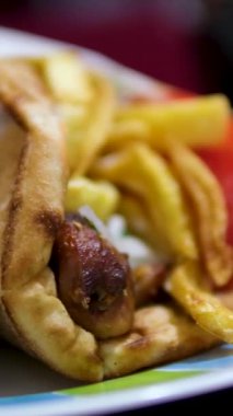 Sebzeli Yunan tavuk jiroskopu, patates kızartması ve masada duran tzatziki sosu. üstten görünüm