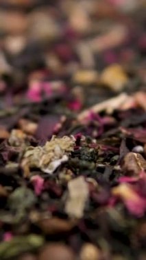 Kuru çay yaprakları. Meyveli, bol miktarda kuru yeşil çay. Lezzetli ve güzel kokulu yeşil çay.