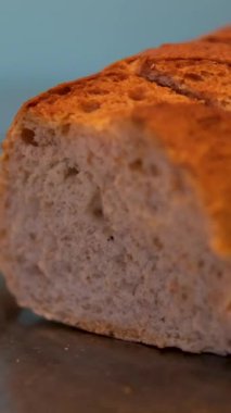 Masada servis edilen ekmek parçaları.