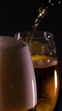 Birayı biranın içine koymanın süper yavaş çekimi. Yüksek hızlı sinema kamerasıyla çekilmiş. Hız rampası etkisi.