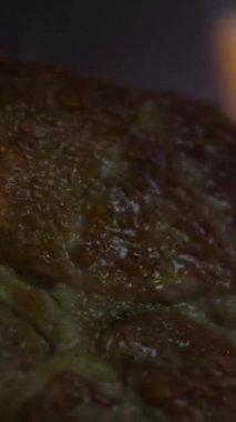 İki terli, soğuk tulipa bardağı, ızgara kesilmiş biftek ve ahşap kesme tahtası. Brezilya Picanha 'sı