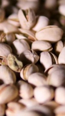 Yavaş çekimde cam içinde elma şırası ve beton tezgahta siyah kasede şam fıstığı. Fıstıklı bira.