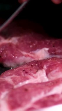 Yaklaş, Sulu Domuz Bifteği Kızartma Tavasında Kaynayan Yağ ile. Doku. Kahverengi kıtır ekmek, sarımsak ve baharatla biftek pişirmek. Köpük. Ağır çekim. Lezzetli bir akşam yemeği. Gıda arkaplanı.