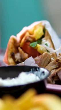 Sebzeli Yunan tavuk jiroskopu, patates kızartması ve masada duran tzatziki sosu. üstten görünüm