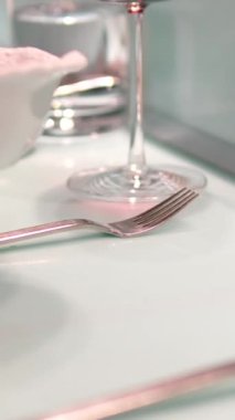 Jambonlu kuşkonmaz salatası ve haşlanmış yumurta. Jambonlu salata 