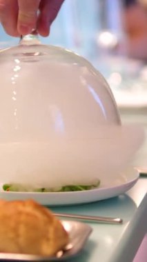 Moleküler mutfaklar kuru buz altında yeşil bezelye sunar çiğ yumurta sarısı mikro yeşil sağlıklı yiyecekler. Lüks bir restoranda yolcu gemisinde