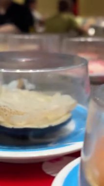 Vietnam büfesi, Hoi 'de Vietnam' da bir markette taze bahar böreği ve Vietnam yemeği yiyor..