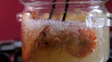 Karides pişirme işlemi için cam tepsiyi aşama aşama pişir. Doğu mutfağı, güzel yemekler, karanlık yemekler.