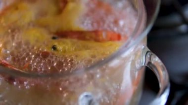 Karides pişirme işlemi için cam tepsiyi aşama aşama pişir. Doğu mutfağı, güzel yemekler, karanlık yemekler.