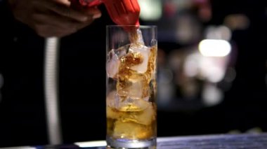 Buzlu alkollü kokteyl, koyu rom, limon ve kola. Viskiye soda ekliyorum. Kola, rom ve buza kola ekler.