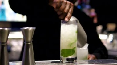 Mojito kokteyli yapmanın süper yavaş çekimi. Sinema robotu ile yüksek hızlı sinema kamerasında çekildi.