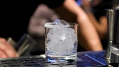 Profesyonel bir barmenin margarita tarifi bardaki ya da disko kulübündeki müşterilere profesyonel kristal buz küpleriyle cin toniği karıştırmaktır. Aşçılık süreci adım adım