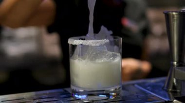 Profesyonel bir barmenin margarita tarifi bardaki ya da disko kulübündeki müşterilere profesyonel kristal buz küpleriyle cin toniği karıştırmaktır. Aşçılık süreci adım adım