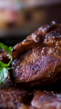 Biber, tuz ve biberiyeye yakın taze mermer biftek. Izgarada yağlı biftek pişiriyorum. En iyi organik wagyu eti.