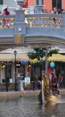 Program sanatçıları ada gondollarındaki renkli parlak cadde palyaço performansı soytarıları Grand World, phu Quoc Island, Vietnam 11.27.2024