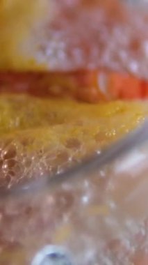 Karides pişirme işlemi için cam tepsiyi aşama aşama pişir. Doğu mutfağı, güzel yemekler, karanlık yemekler.