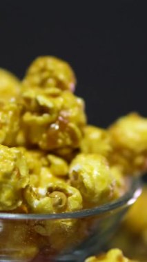 Film izlemek için mükemmel olan lezzetli, karamelli patlamış mısırların tadını çıkarın. Karamelli patlamış mısır