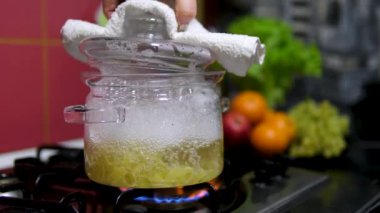 Fettuccine makarnası kaynayan suda pişiyor. Kaynar makarna ile kaplanmış