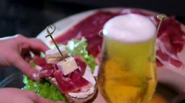 Benekli, roka salatası ve biralı İtalyan sandviçi. Prosciutto ve peynirli sandviç birası.