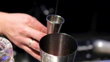 Genç barmen sayaçta trendy bar içki cam içine dökülen.