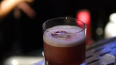 Bardaki barmenin barında alkollü içki hazırlığı. Kadife çiçekli greyfurt kokteyli.