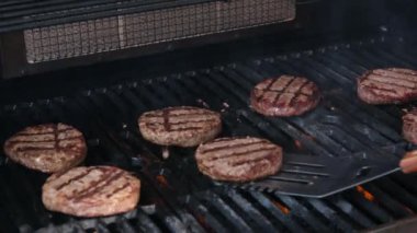 Anonim Şefin Alev Izgarasında Köfte Pişirdiği Bir Ticari Stil Süper Yavaş Sinema Görüntüsü. Lezzetli Bir Bifteğin Kapanışı Patty Restoranda Pişiyor