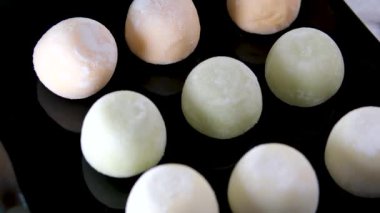 Çok renkli Japon Mochi dondurması pirinç hamuru ve farklı dolgu ve tatlar. Geleneksel Japon tatlısı.