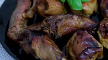 Kızarmış tavuk oyuluyor. Lezzetli Et. Noel yemeği. Akşam yemeği için kızarmış tavuk eti. Yemekte sıcak yemek. Yılbaşı yemeği ya da öğle yemeği. Yılbaşı Şükran Günü. Elmalı kaz ördeği