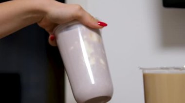 Kremalı köpüklü sütlü, buzlu, mor patatesli plastik bir bardak. Baloncuk Çayı Mor El bardağı