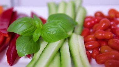 Renkli sebzeler rotasyonu. Domates, dolma biber, havuç, salatalık, patates, soğan, salata ve fesleğen, sebze arkaplanı..