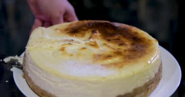 Aşçı peynirli keki bıçakla keser.