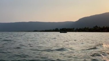 Bir bahar akşamı Maggiore Gölü 'nde gün batımı