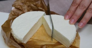 Bıçakla kesilmiş beyaz küflü Camembert peyniri. Yakın plan.