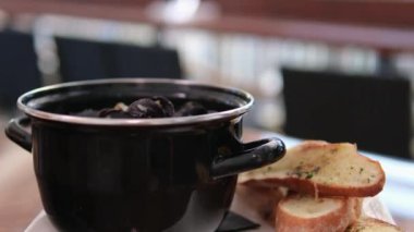 Tencerede midye pişirdim. Deniz ürünleri, tost ve limon. Midyeli tencere.