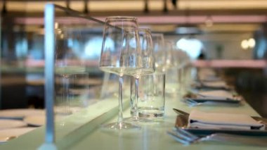 Tatil için masa hazır. Doğum günü. Şarap kadehlerini masaya yakın plan koy. Tatilden önce masa servisi vardı. Yemek için aperatifler hazır. Misafir bekliyoruz. Açık büfe resepsiyonu. Sandviçler ve esmerler