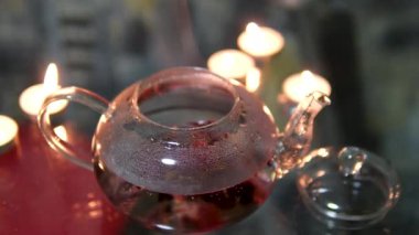 Romantik bir çay seremonisi hazırlamak: Kurutulmuş çay yaprakları ve çeşitli doğal malzemelerin karışımı.