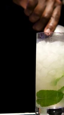 Mojito kokteyli yapmanın süper yavaş çekimi. Sinema robotu ile yüksek hızlı sinema kamerasında çekildi.
