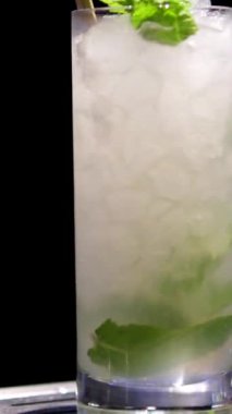 Mojito kokteyli yapmanın süper yavaş çekimi. Sinema robotu ile yüksek hızlı sinema kamerasında çekildi.