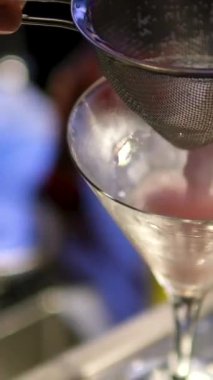 Martini içeceği manzaralı. Kokteyl Cosmopolitan zarif şeffaf cam. alkollü kokteyl görsel eşleşmeleri