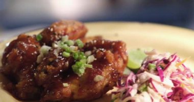 Asya usulü tatlı ve ekşi tavuklu sebzeli kızartma ve seramik kasede pilav yemek çubuklarıyla gri kırsal taş masada yavaşça dönen geleneksel Asya yemekleri. Yüksek kalite 