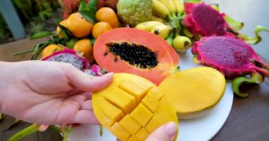 Açık hava etkinlikleri için kumsal yemekleri, tropikal egzotik meyve tabakları.