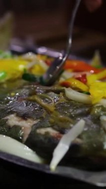 Asya tarzı güveç yemek görünümü kapatın.