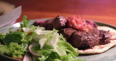 Lezzetli Meksika yemeği burrito ve tahta tahtada servis edilen kızarmış patates.