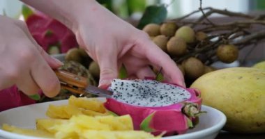 Sağlıklı Meyve Suyu Hazırlamak İçin Kadın Elleri Ejderha Meyvesini Bıçakla Kesiyor