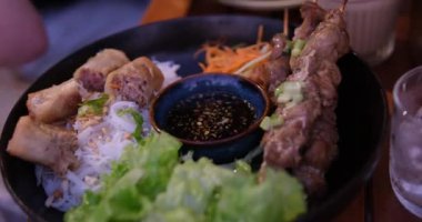 Tavuklu börek ya da pirinç kağıdında karides, tatlı ve ekşi sos, yakın plan, geleneksel Kore Çin yemeği. Lezzetli Vietnam mutfağı..