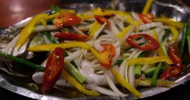 Lezzetli kızarmış balık ya da balık soğan, domates ve limonla birlikte siyah bir tabakta kızarır. Hint usulü baharatlı Kerala balığı ahşap bir masada kızarır. Limonlu ızgara balık..