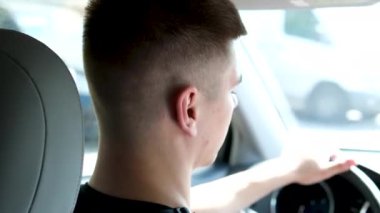 Mutlu Asyalı genç adam sabah araba sürerken yol kenarına bakıyor. Arabada oturan adam gururlu ve çok mutluydu. Siyah saçlı ve mavi gözlü yakışıklı bir adam. Melez ırk uyruğu