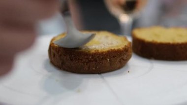 Kadın mutfakta çikolatalı pasta yapıyor, yakın plan. Kadın elleri, yaklaşın. Pasta yapma süreci, seçici odaklanma. Yüksek kalite 4k görüntü